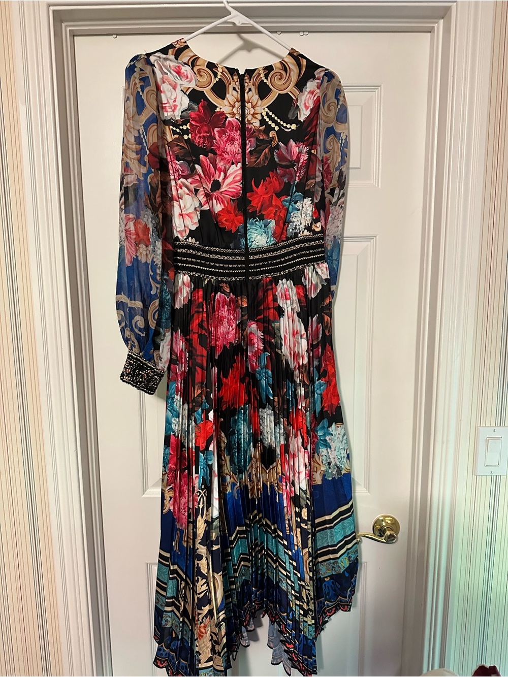 Alice + Olivia Multicolor Floral Pleated V-Neck Long Sleeve Midi Dress - Picture 2 of 9